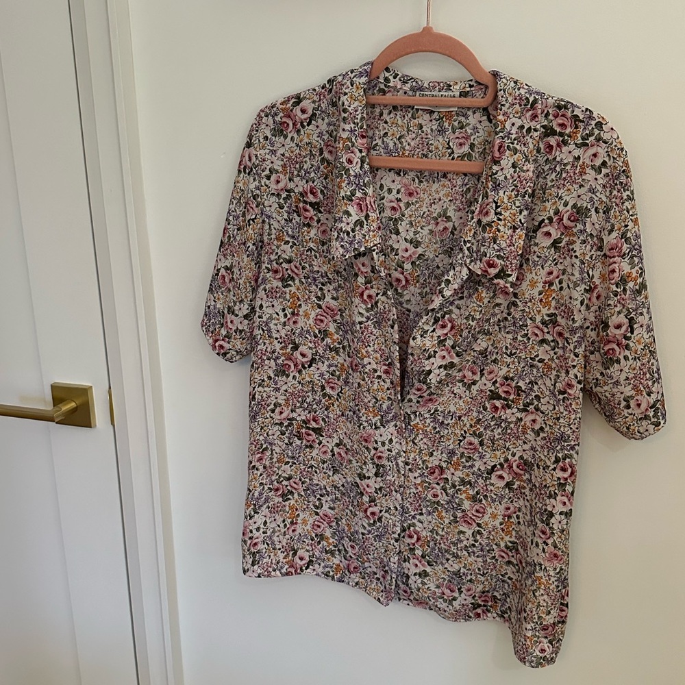 VINTAGE floral button down, equivalent to size medium! excellent quality!